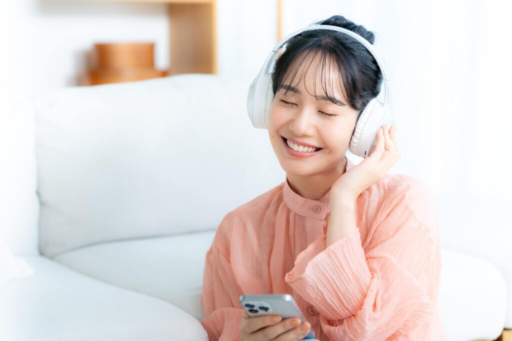 ヘッドホンをした女性