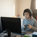 ゲームをする少年