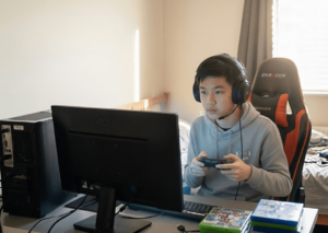 ゲームをする少年