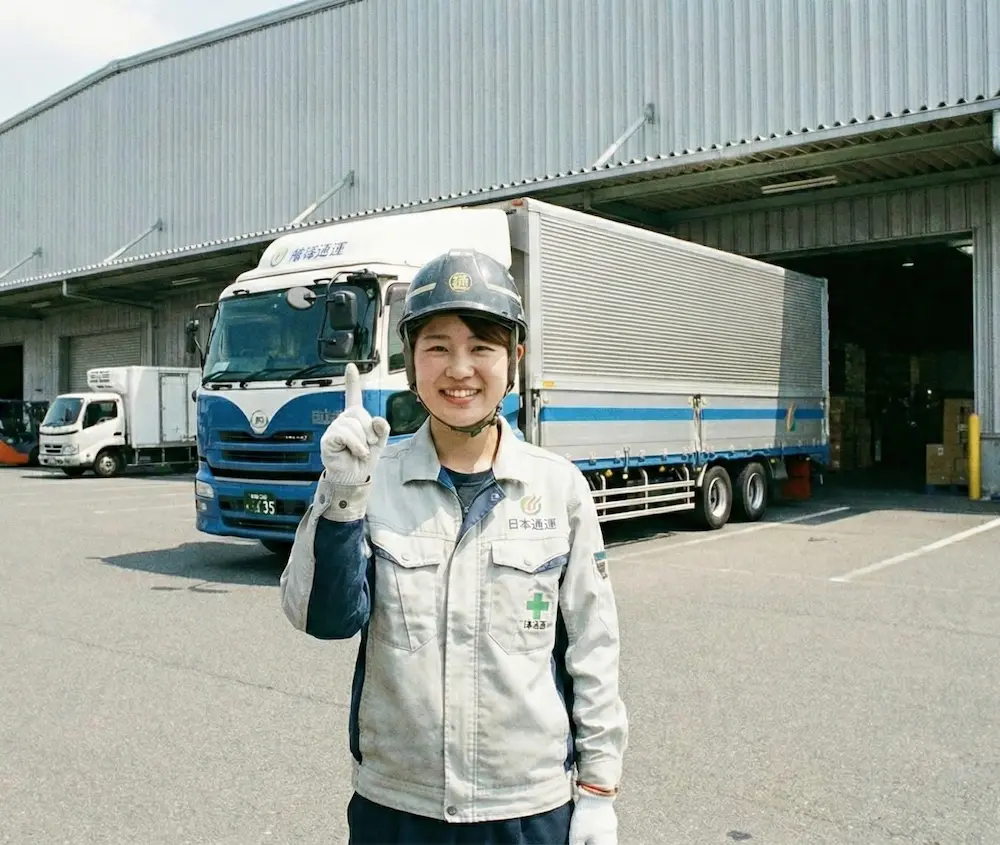 物流倉庫にいる女性従業員