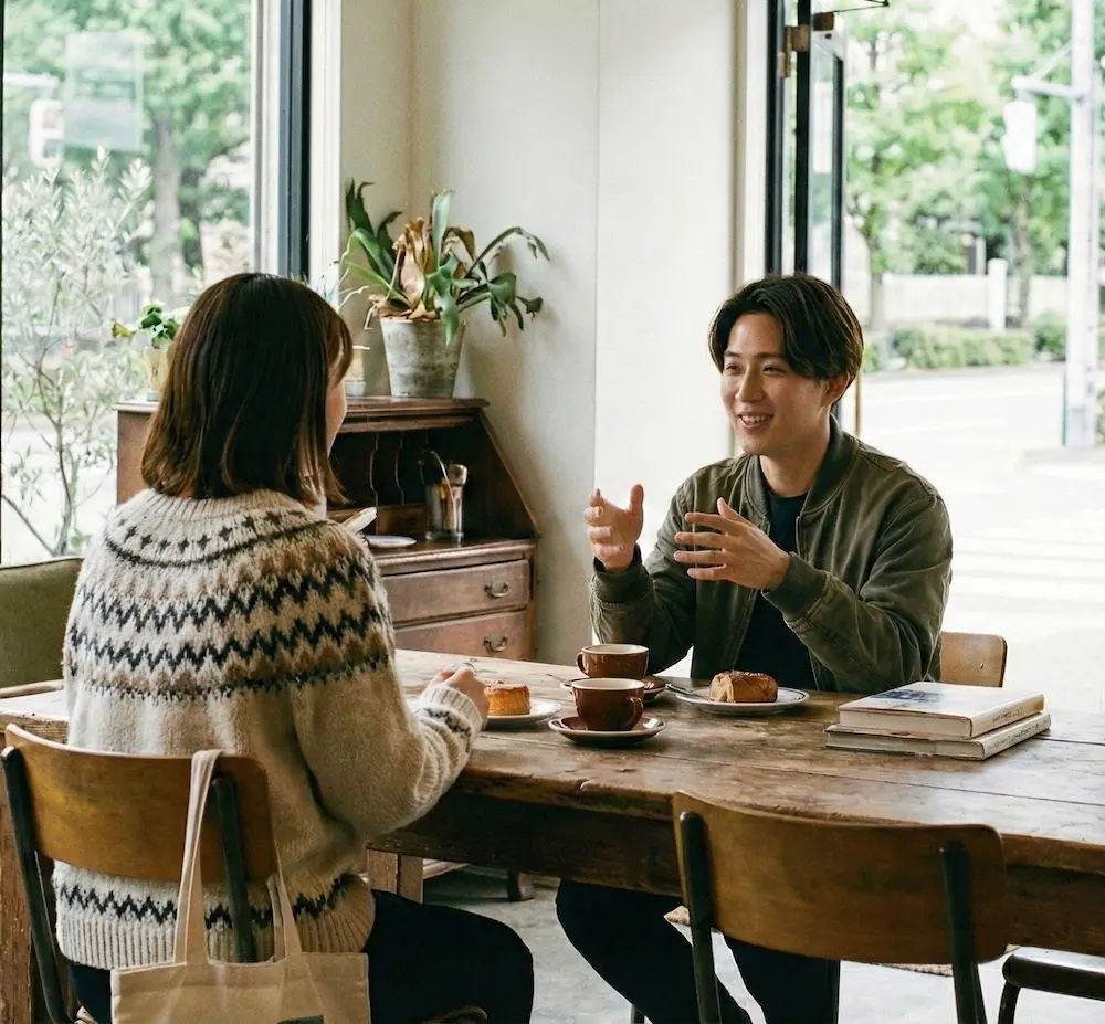 カフェで話す二人
