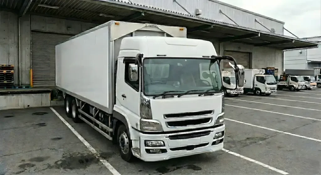 大型トラック-物流倉庫